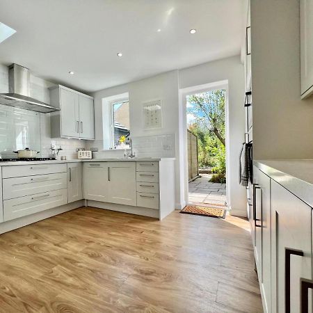 Family Home In Hampshire - Sleeps Up To 9 People With 3 Parking Spaces Винчестер Экстерьер фото