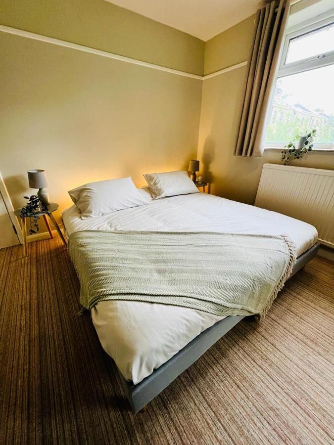 Family Home In Hampshire - Sleeps Up To 9 People With 3 Parking Spaces Винчестер Экстерьер фото