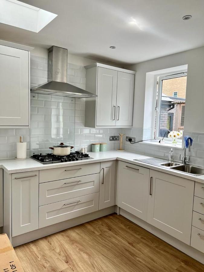 Family Home In Hampshire - Sleeps Up To 9 People With 3 Parking Spaces Винчестер Экстерьер фото