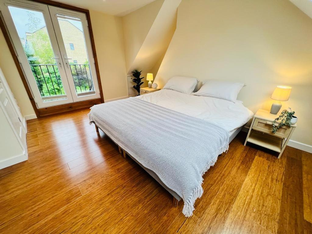 Family Home In Hampshire - Sleeps Up To 9 People With 3 Parking Spaces Винчестер Экстерьер фото