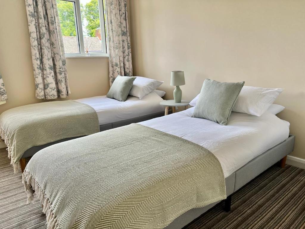 Family Home In Hampshire - Sleeps Up To 9 People With 3 Parking Spaces Винчестер Экстерьер фото
