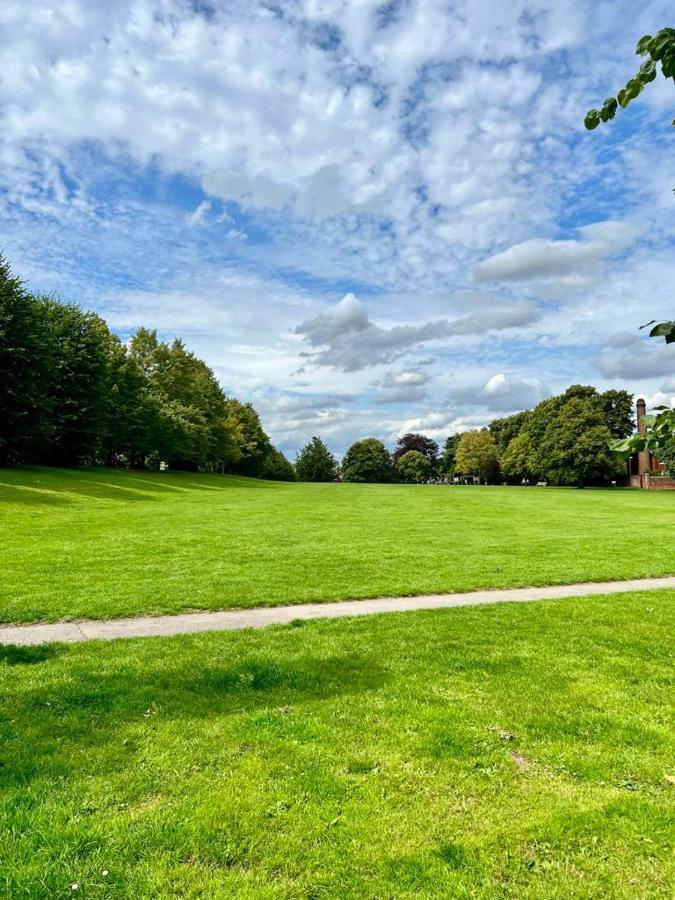 Family Home In Hampshire - Sleeps Up To 9 People With 3 Parking Spaces Винчестер Экстерьер фото