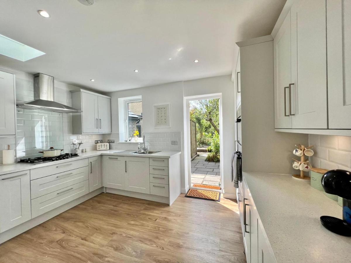 Family Home In Hampshire - Sleeps Up To 9 People With 3 Parking Spaces Винчестер Экстерьер фото