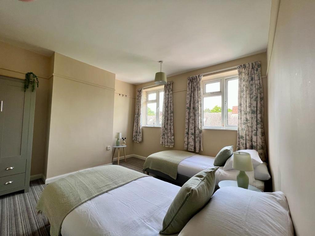 Family Home In Hampshire - Sleeps Up To 9 People With 3 Parking Spaces Винчестер Экстерьер фото